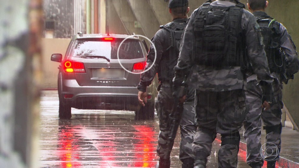 Tiro que atingiu carro onde estava a turista espanhola. (Foto: Reprodução/ TV Globo)