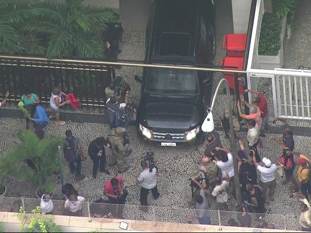 Carro leva Sérgio Cabral para a PF (Foto: Reprodução TV GLOBO)