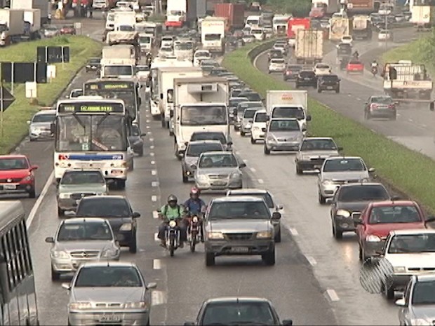 movimento de carros na saída de salvador (Foto: Reprodução/TV Bahia)