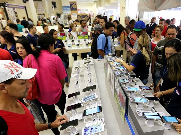 Consumidores aproveitam as promoções do Black Friday nas Casas Bahia da Praça Ramos de Azevedo, no centro de São Paulo, nesta sexta, 27 (Foto: Hélvio Romero/Estadão Conteúdo)