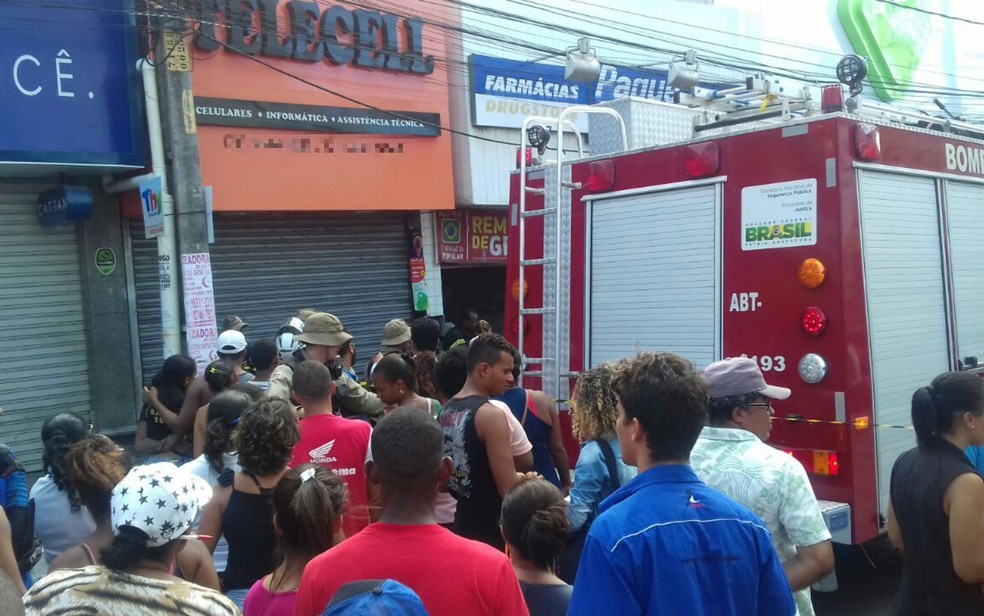 Incêndio em farmácia em Camaçari (Foto: Patrícia Mansur)