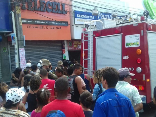 Incêndio em farmácia em Camaçari (Foto: Patrícia Mansur)