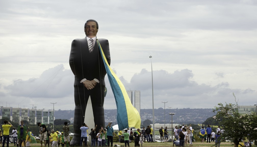 Apoiadores do presidente eleito Jair Bolsonaro inflaram bonecos em Ã¡rea da Esplanada do MinistÃ©rios para acompanhar a cerimÃ´nia de posse â?? Foto: Bruno Rocha/FotoArena/EstadÃ£o ConteÃºdo