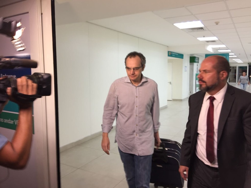 LÃºcio Funaro, delator da Lava Jato, quando chegou ao Aeroporto de Viracopos, em Campinas, para cumprir prisÃ£o domiciliar, em dezembro de 2017 (Foto: Helen Sacconi/EPTV)