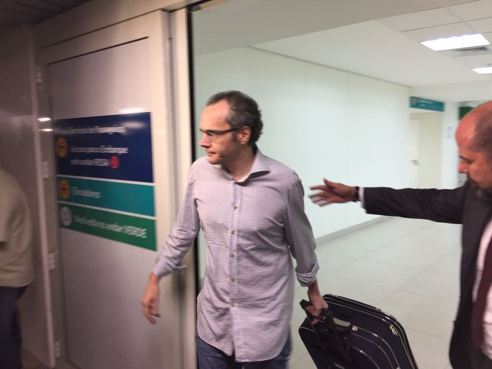 Lúcio Funaro ao desembarcar no Aeroporto de Viracopos, em Campinas (SP), em dezembro (Foto: Helen Sacconi/EPTV)