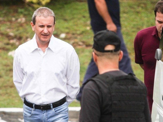 O doleiro Alberto Youssef, preso da Operação Lava Jato que está detido na sede da Policia Federal em Curitiba, sai para depor na sede da Justiça Federal, no começa da tarde desta quarta feira (4) (Foto: Vagner Rosário/Futura Press/Estadão Conteúdo)