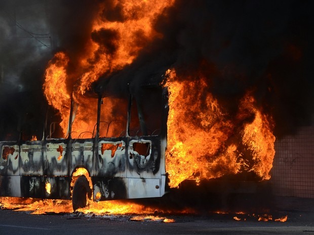 Bandidos ateiam fogo em ônibus na Rua Café Filho, zona leste de Natal (RN), nesta quarta-feira (18).  (Foto: Frankie Marcone/Futura Press/Estadão Conteúdo)