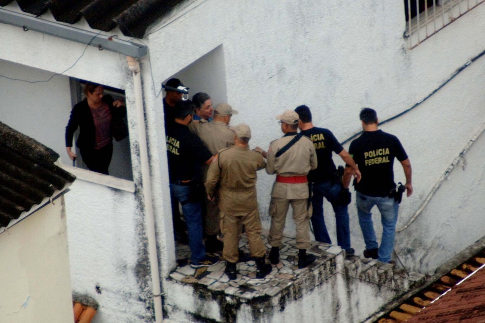 Garotinho deixa o quartel dos Bombeiros, no Rio, antes de seguir para Benfica (Foto: Alessandro Buzas/Futura Press/Estadão Conteúdo)