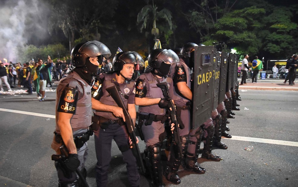 ConfusÃ£o entre policiais e populares durante protesto de militantes em apoio e comemoraÃ§Ã£o a eleiÃ§Ã£o de JairÂ Bolsonaro, como presidente do Brasil, em SÃ£o Paulo (SP), neste domingo (28) â?? Foto: Ronaldo Silva/Futura Press/EstadÃ£o ConteÃºdo