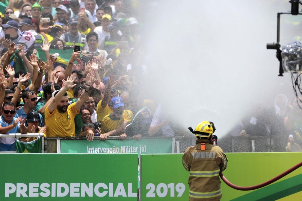 Bombeiros refrescam pÃºblico em frente ao PalÃ¡cio do Planalto, em BrasÃ­lia (DF), antes da cerimÃ´nia de posse do presidente â?? Foto: FÃ¡tima Meira/Futura Press/EstadÃ£o ConteÃºdo