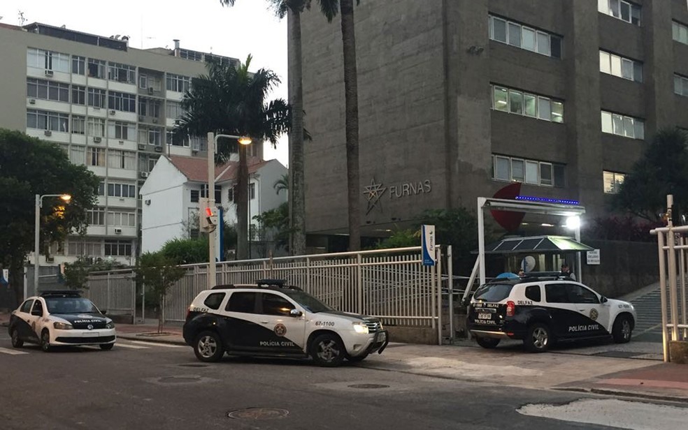 Agentes chegaram à sede de Furnas por volta das 6h30 (Foto: Cristina Boeckel / G1)