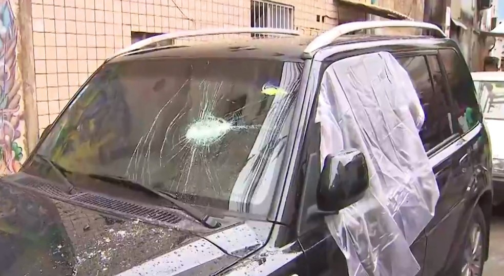 Muitos carros tiveram os vidros quebrados â?? Foto: ReproduÃ§Ã£o/TV Bahia