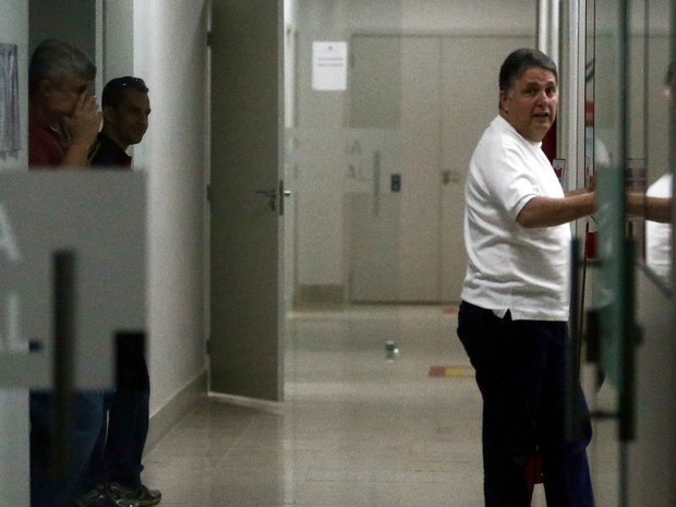 O secretário de Governo de Campos dos Goytacazes e ex-governador do Rio de Janeiro, Anthony Garotinho, aguarda após ser preso no Flamengo, Zona Sul do Rio, por agentes da Polícia Federal. Ele é um dos investigados na Operação Chequinho (Foto: Wilton Júnior/Estadão Conteúdo)