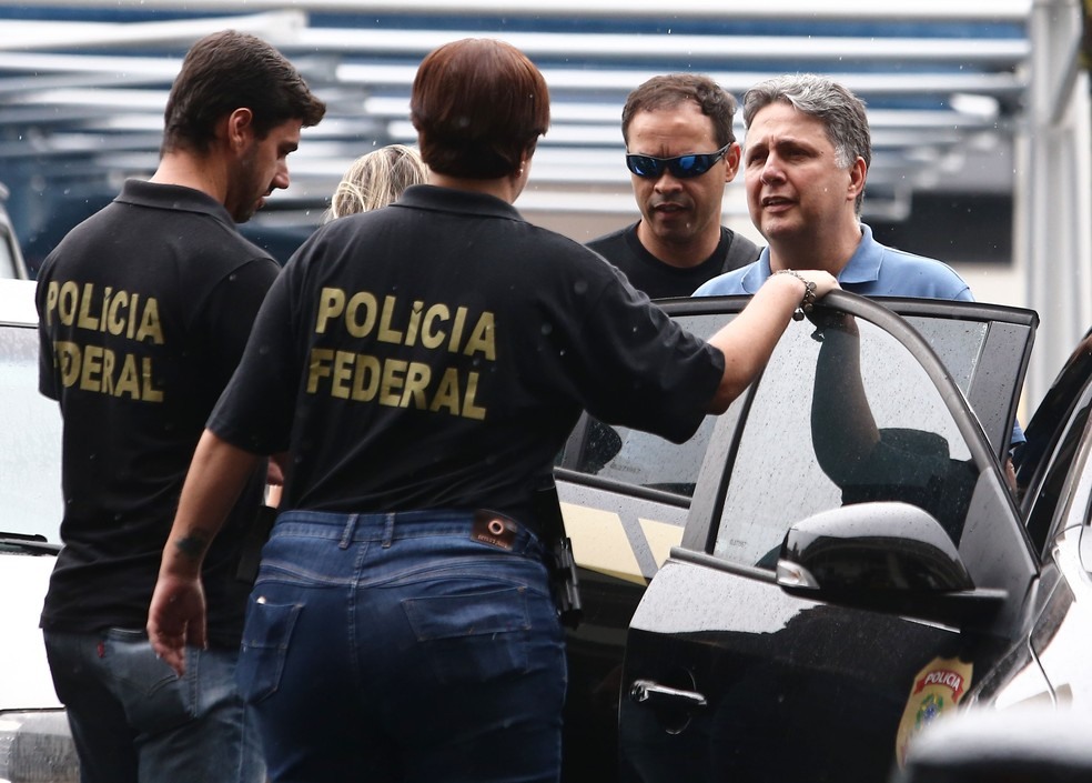 Garotinho na sede da Polícia Federal pouco antes de ser levado para o presídio em Benfica (Foto: Fábio Motta/Estadão Conteúdo)