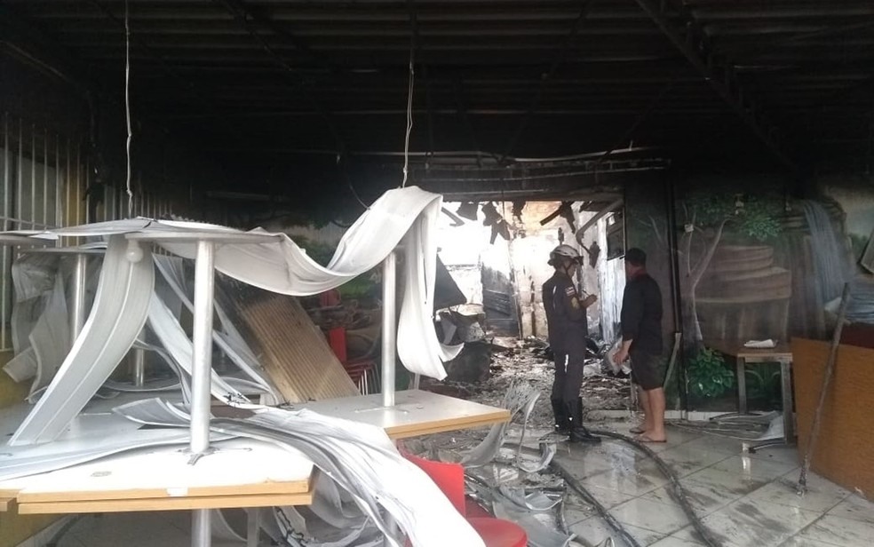 Restaurante teve cozinha que fica aos fundos destruÃ­da com incÃªndio (Foto: Adriana Oliveira/ TV Bahia)