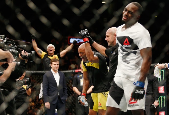 Anderson Silva Derek Brunson UFC 208 (Foto: Getty Images)