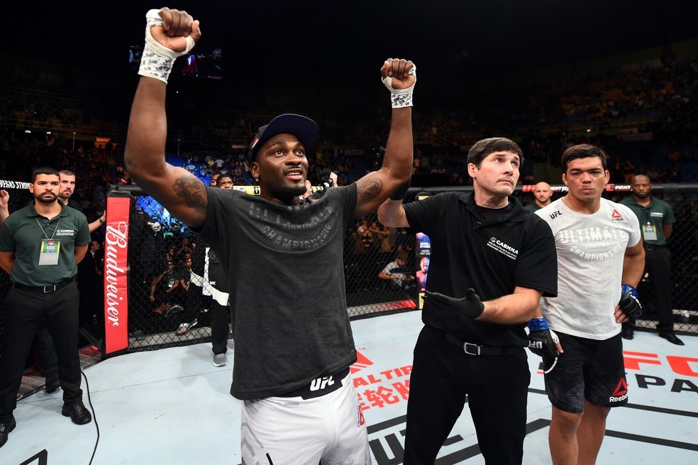 Derek Brunson comemora a vitória por nocaute sobre Lyoto Machida no UFC São Paulo (Foto: Getty Images)