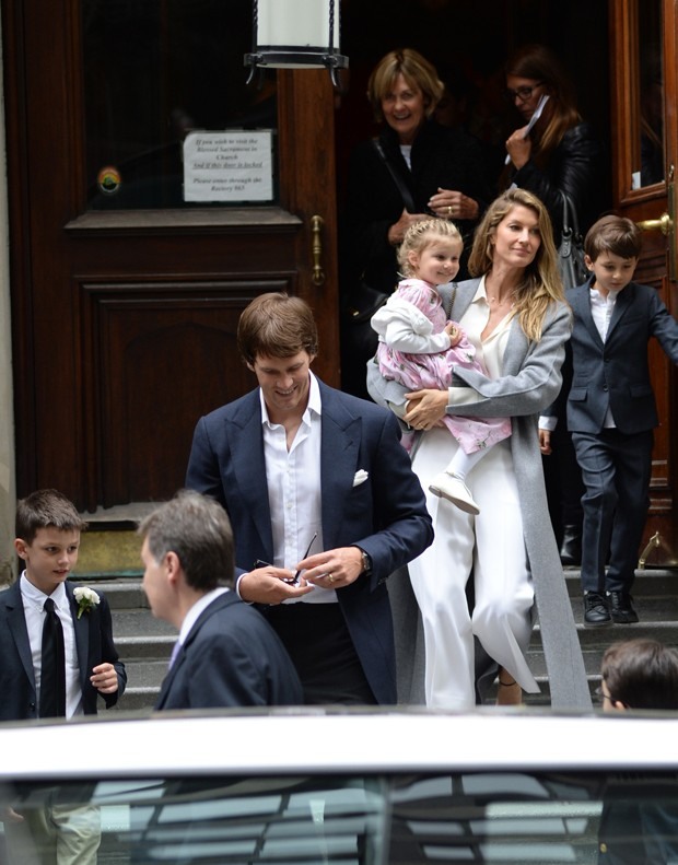 Gisele Bündchen e a filha Vivian no colo; o filho Benjamin do lado, e Tom Brady e John à frente (Foto: The Grosby Group)