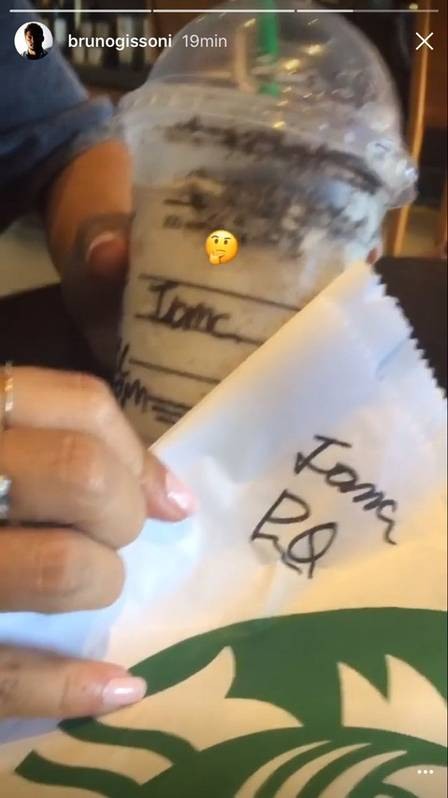 Bruno mostra o nome de Yanna escrito errado durante café da manhã com ela