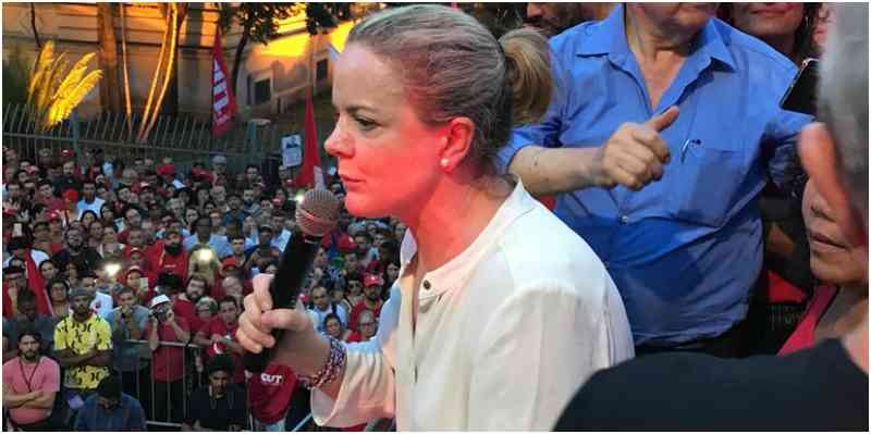 Resultado de imagem para fotos de gleisi hoffmann discursando no abc paulista