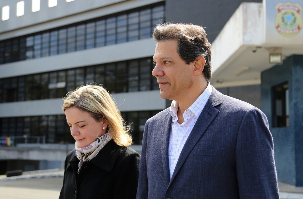 A presidente do PT, Gleisi Hoffmann, e Fernando Haddad depois de visita ao ex-presidente Luiz InÃ¡cio Lula da Silva, em Curitiba, nesta segunda (20) (Foto: Giuliano Gomes/PR Press)