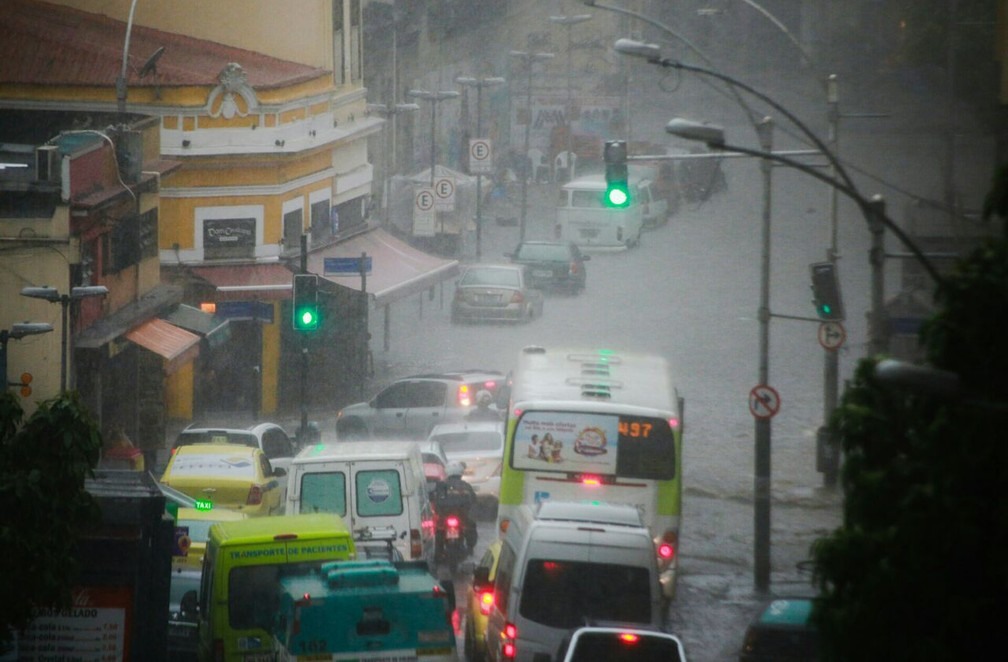 Rua do Riachuelo alagada causou congestionamento (Foto: Rodrigo Gorosito/Arquivo pessoal)