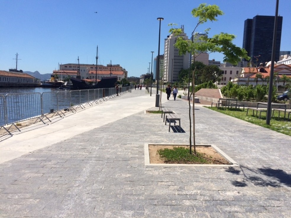 Grades estavam sendo retiradas na manhã desta quarta-feira. Só permanecerão as que ficam junto à Orla (Foto: Alba Valéria Mendonça / G1)