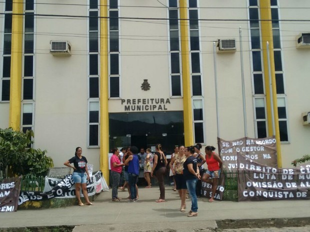 Servidores da educação ocupam prefeitura de Buerarema, no sul da Bahia (Foto: Divulgação / APLB)