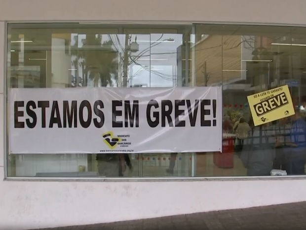 Greve dos bancários completa 15 dias e agências seguem fechadas (Foto: Reprodução/TV TEM)