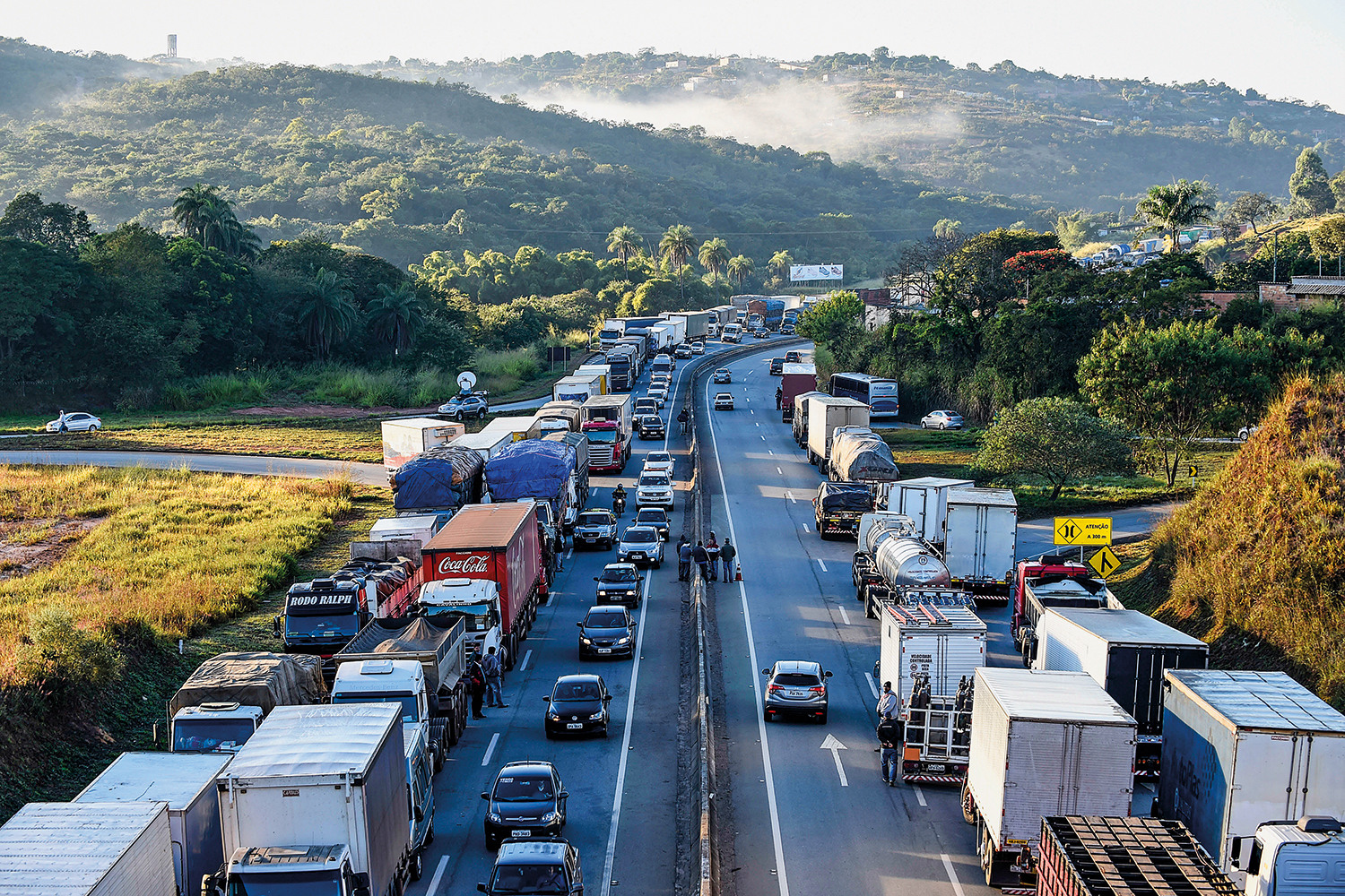 Sob ameaça de greve, ministro encontrará caminhoneiros para discutir frete  | VEJA