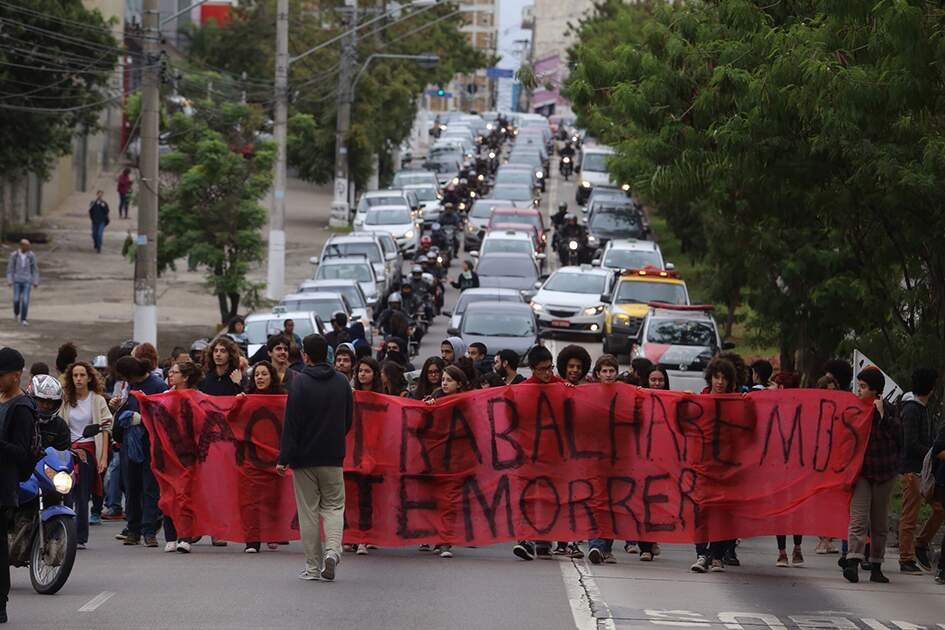 Resultado de imagem para Tropa de Choque lança bombas contra estudantes no centro de SP