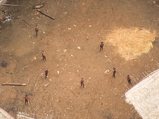 No sobrevoo realizado em setembro de 2016, aproximadamente 15 índios foram vistos na comunidade, segundo a Hutukara (Foto: Guilherme Gnipper/Hutukara/Divulgação)