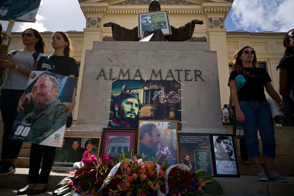 Pessoas deixam flores e imagens de Fidel Castro em um memorial um dia após sua morte em Havana, Cuba  (Foto: Ramon Espinosa/AP)