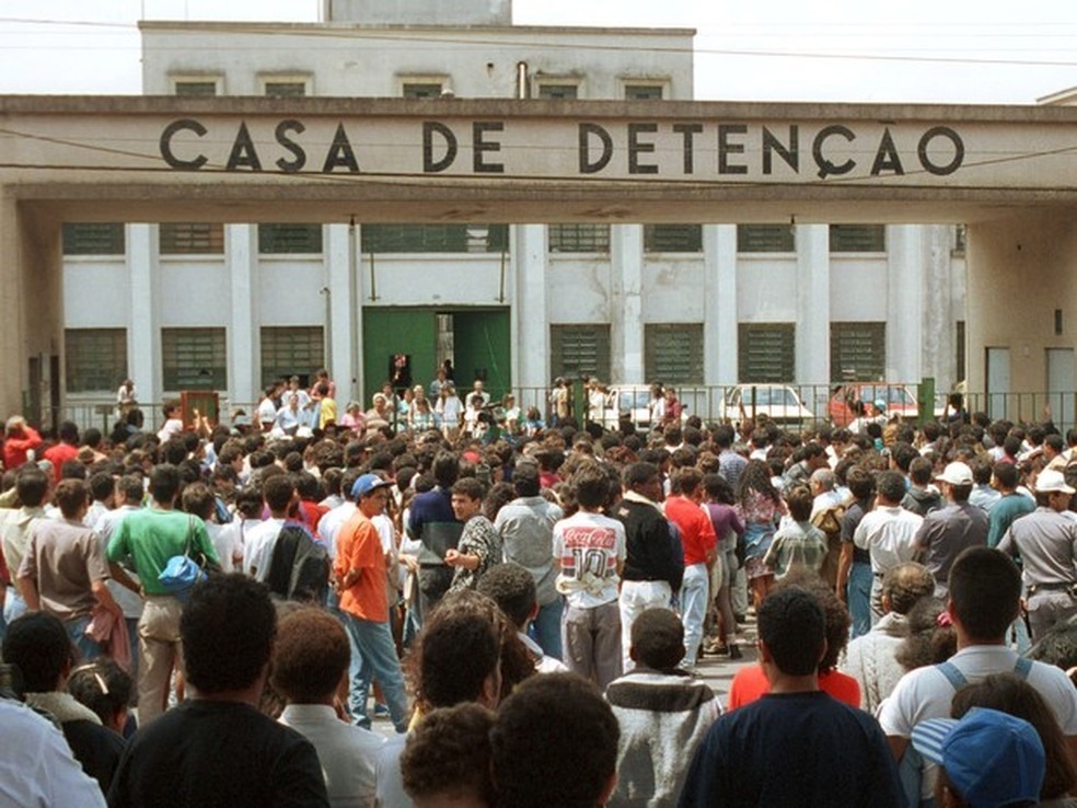 Foto de 92 mostra multidÃ£o de parentes e curiosos na entrada do Carandiru Ã  espera de notÃ­cias (Foto: Heitor Hui/EstadÃ£o ConteÃºdo/Arquivo)