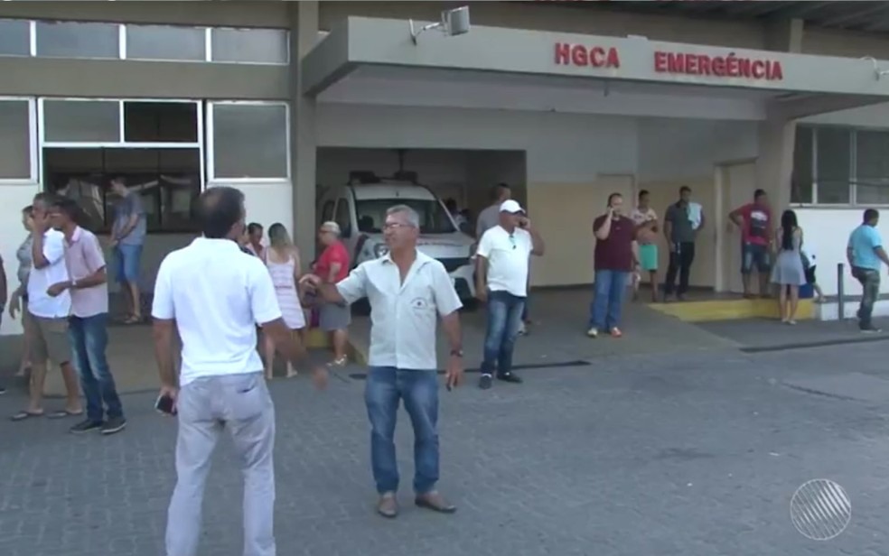 VÃ­tima foi socorrida para o Hospital ClÃ©riston Andrade, em Feira de Santana (Foto: ReproduÃ§Ã£o/ TV SubaÃ©)