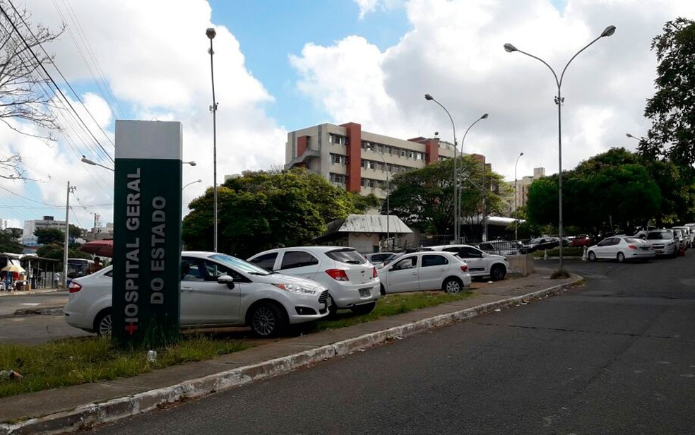 Vítima de 41 anos foi encaminhada para o Hospital Geral do Estado  (Foto: Juliana Cavalcante / TV Bahia)