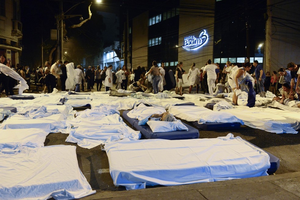 Pacientes sÃ£o retirados do Hospital Badim e atendidos na rua â?? Foto: CELSO PUPO/FOTOARENA/ESTADÃ?O CONTEÃ?DO