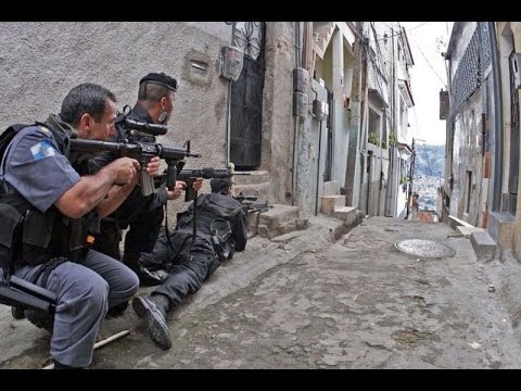 Resultado de imagem para fotos de tiroteio nas favelas do rio de janeiro