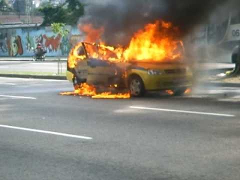 Resultado de imagem para fotos de carro pegando fogo