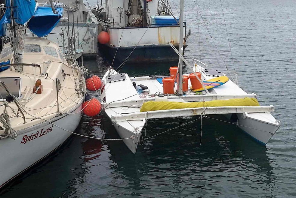 O iate danificado de Langdon no porto de Ulladulla, na Austrália  (Foto: Dianne Gray/Reuters)