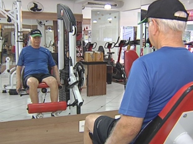 Idoso faz exercício físico em academia de Rio Preto (Foto: Reprodução/ TV TEM)