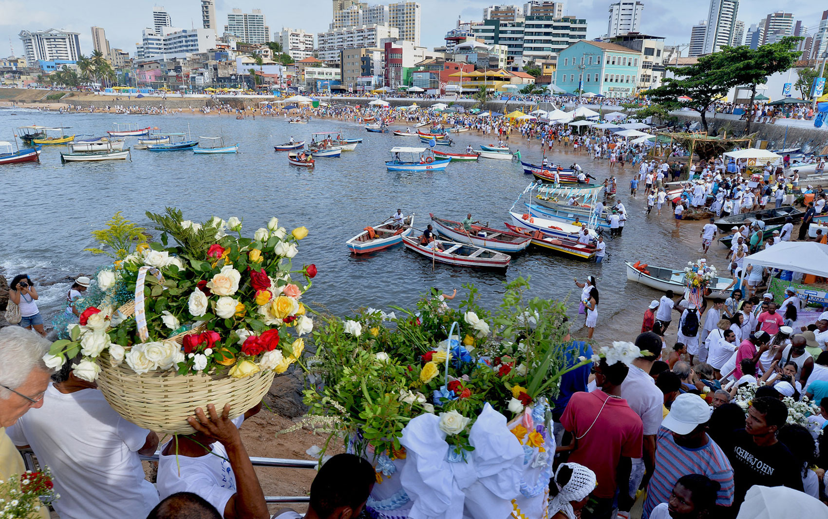 Resultado de imagem para fotos de vendedores na festa de iemanjá