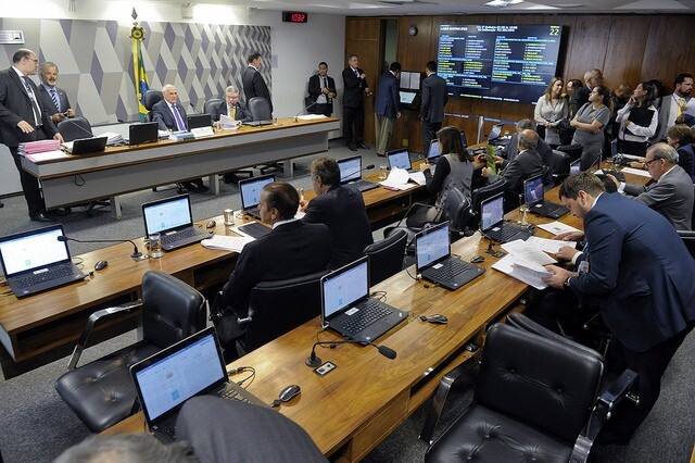 Resultado de imagem para senado aprova projeto que destina ao SUS 30% da arrecadaÃ§Ã£o com multas de trÃ¢nsito