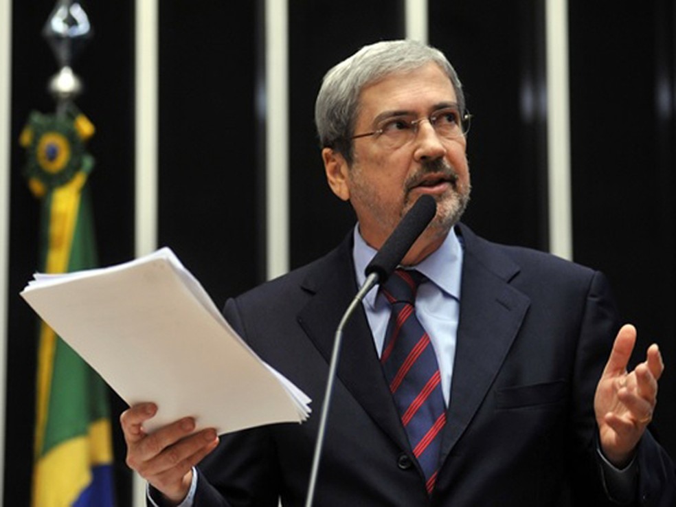 O líder do PSDB na Câmara, Antônio Imbassahy, durante pronunciamento no plenário da Câmara dos Deputados (Foto: Leonardo Prado/Agência Câmara)