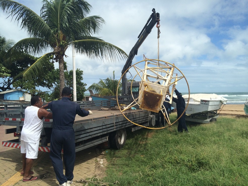 Guincho auxilia na retirada do sinalizador da praia do Rio Vermelho, em Salvador (Foto: Eduardo Barbosa/TV Bahia)