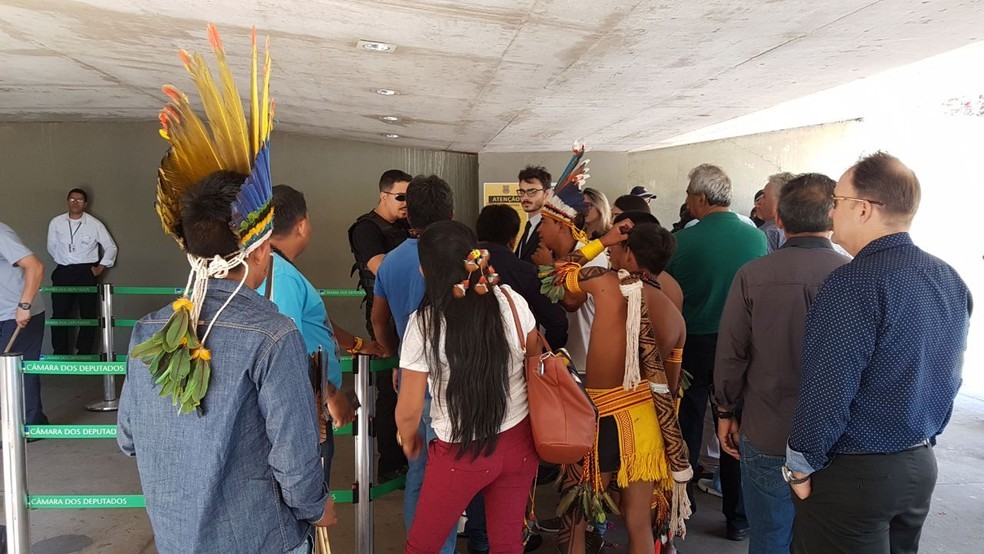 Índios conversando com policial legislativo na Câmara dos Deputados (Foto: Marina Oliveira/G1)