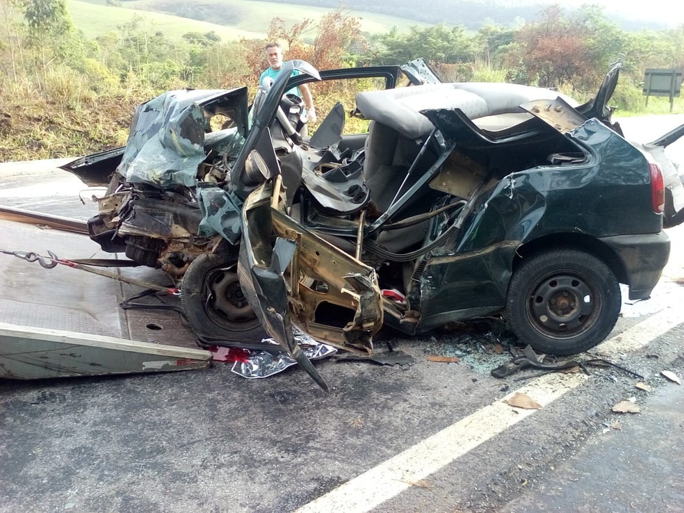 Acidente na BR-265 em Minas Gerais deixou mortos de feridos neste domingo (14) â?? Foto: Corpo de Bombeiros/DivulgaÃ§Ã£o