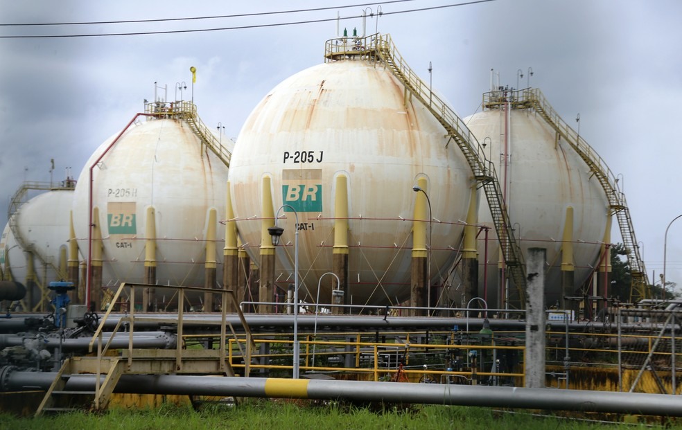 Refinaria Presidente Bernardes (RPBC), da Petrobras, em CubatÃ£o, SP (Foto: JosÃ© Claudio Pimentel/G1)