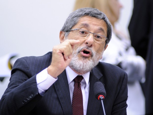 O ex-presidente da Petrobras José Sérgio Gabrielli fala em depoimento à CPI da Câmara dos Deputados que investiga a estatal. Ele disse que era 'impossível' detectar atos de corrupção dentro da empresa (Foto: Lucio Bernardo Jr./Câmara dos Deputados)