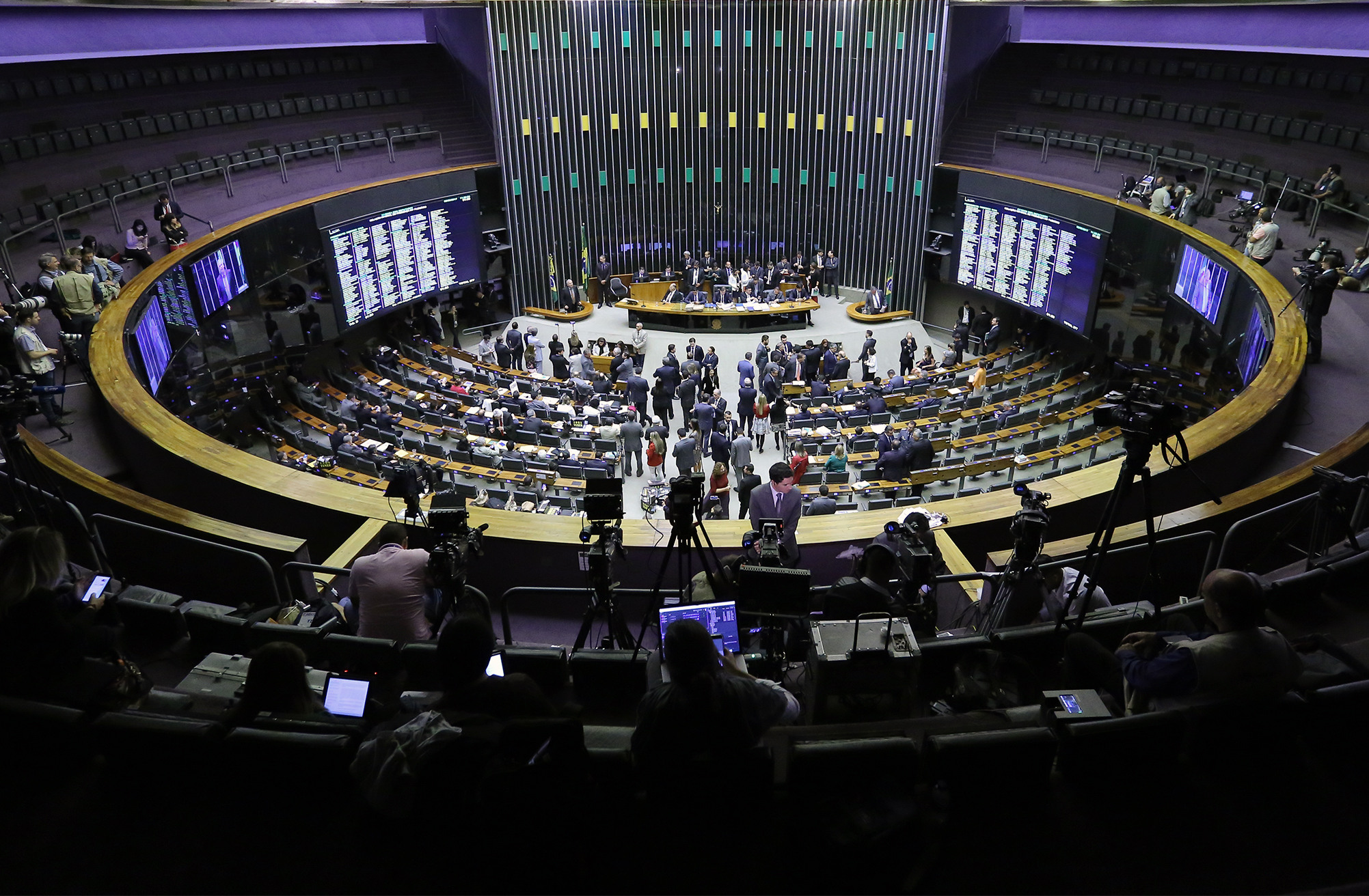 Discussão do Parecer da Comissão de Constituição e Justiça e de Cidadania que conclui pelo indeferimento da solicitação de autorização para a instauração, pelo Supremo Tribunal Federal, de processo criminal em desfavor do Excelentíssimo Senhor Presidente da República, Michel Temer